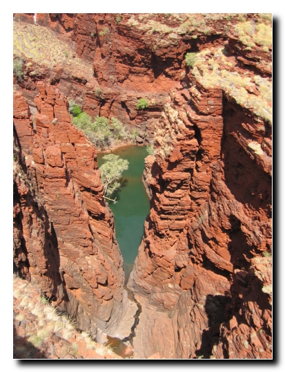 28 100m tiefe Schlucht